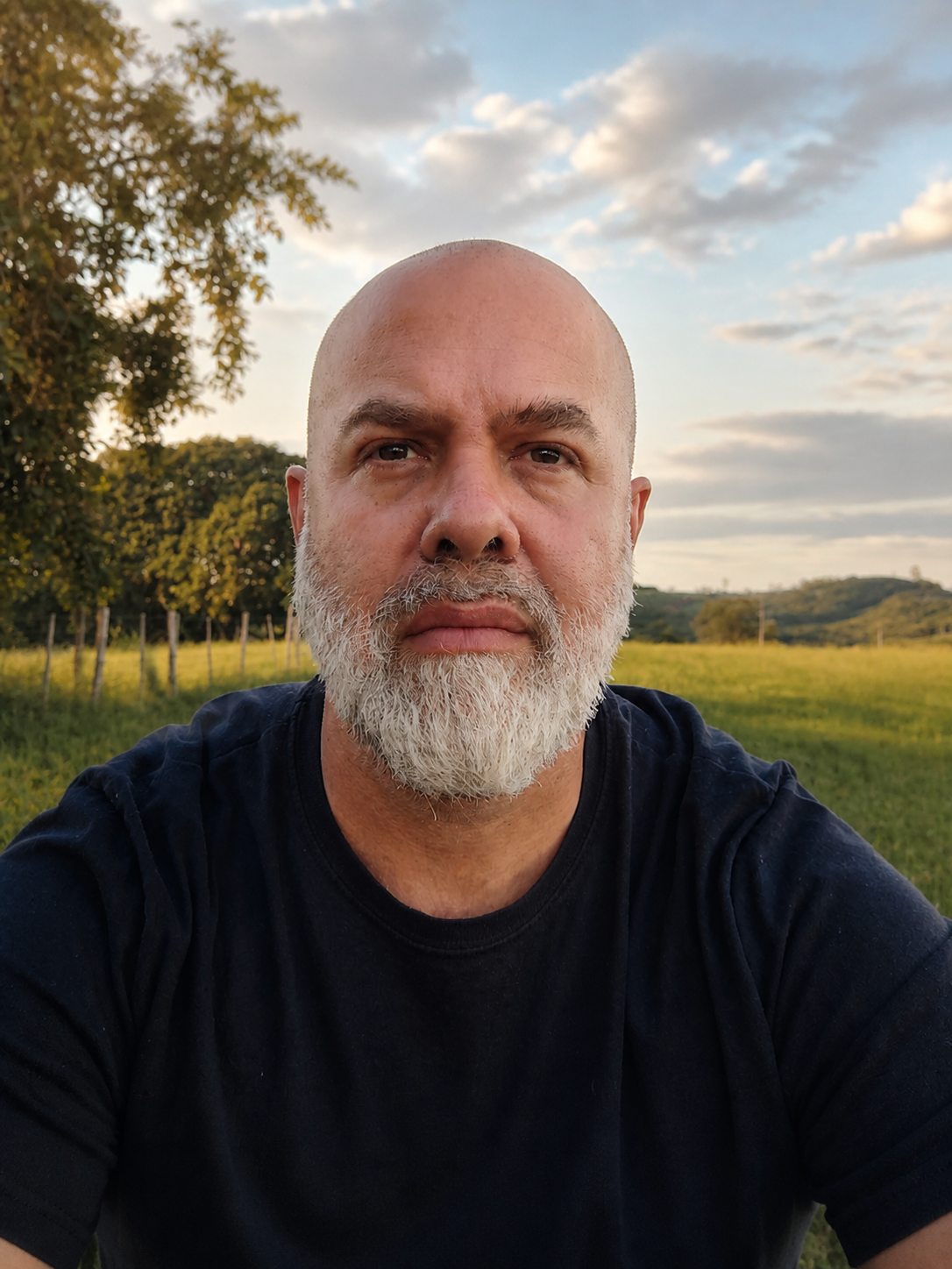 Fundador da 4Control em uma paisagem aberta, olhando para o futuro